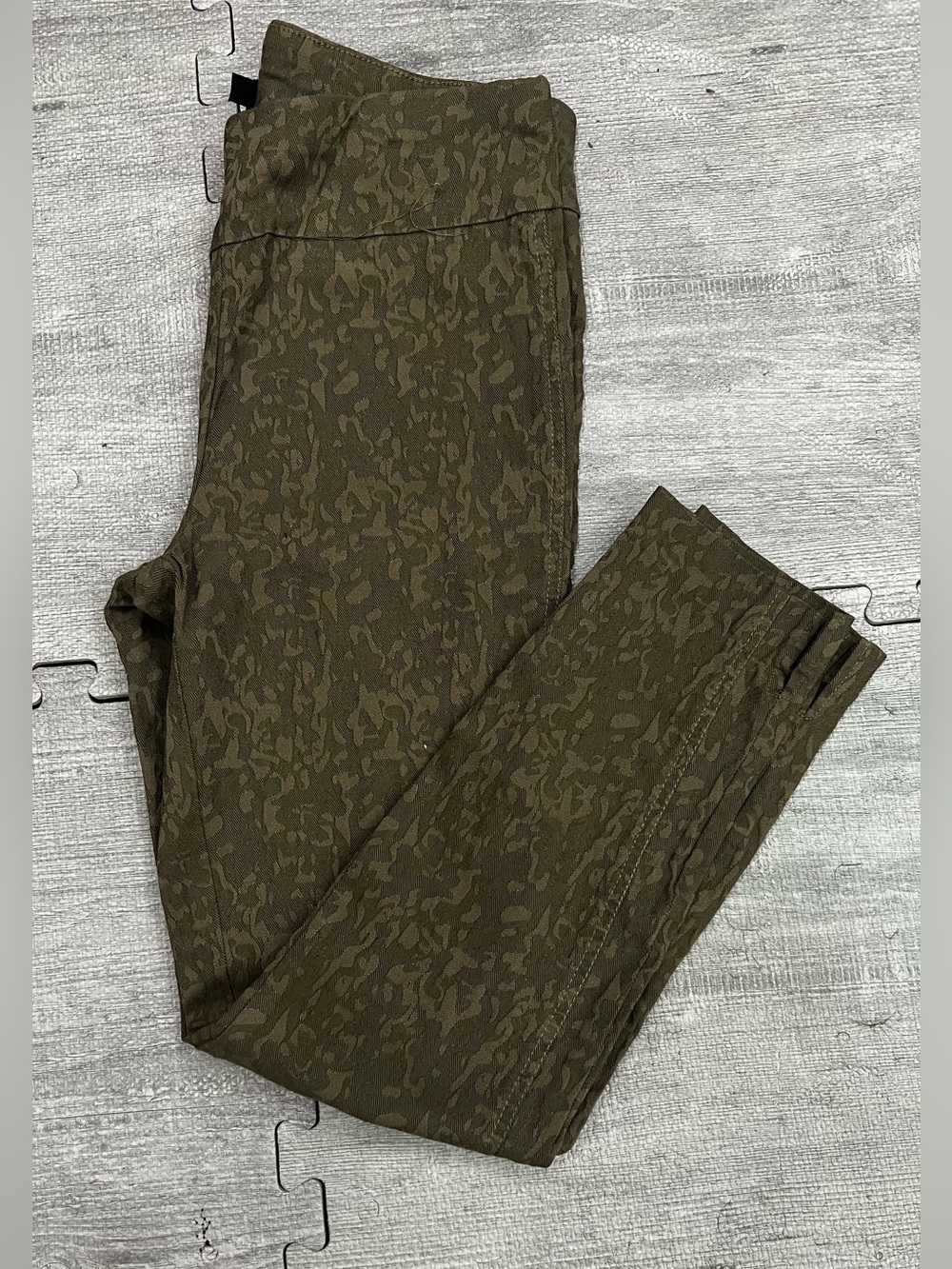 Seventh Avenue Design Studio Women’s Olive Animal Print Ankle Leggings Size M